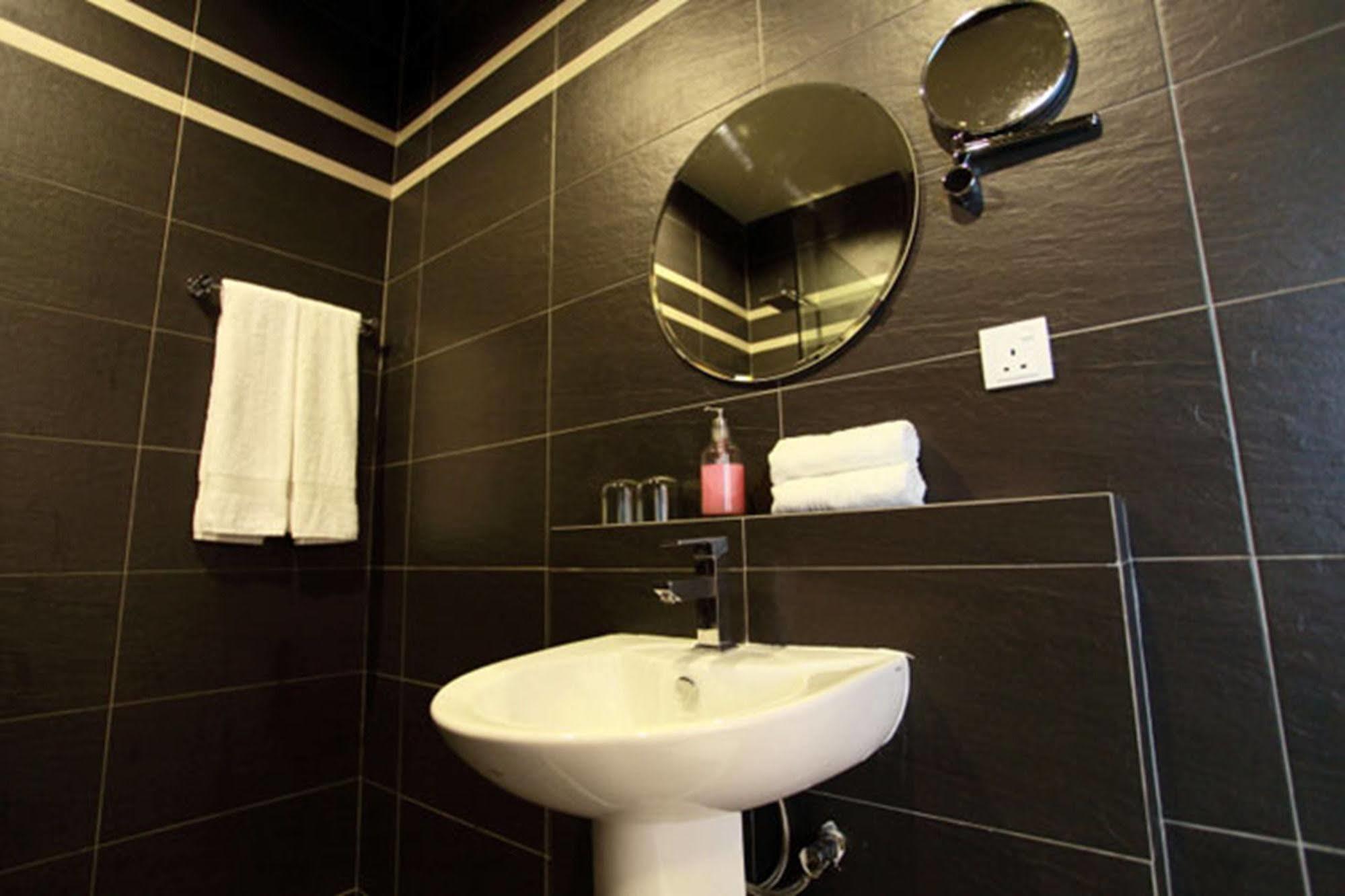 Chymes Hotel タンジュンブンガ エクステリア 写真